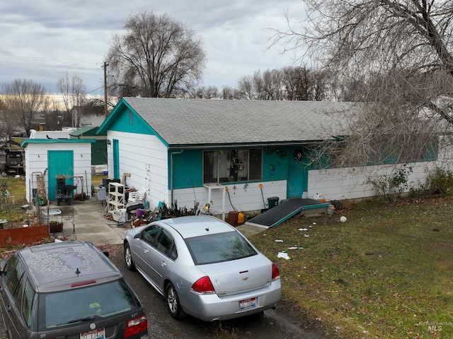 single story home with a front lawn