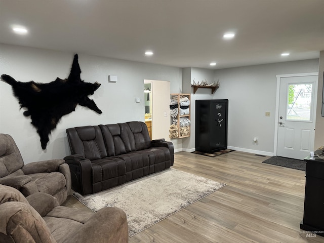 living area with light wood-style floors, baseboards, and recessed lighting