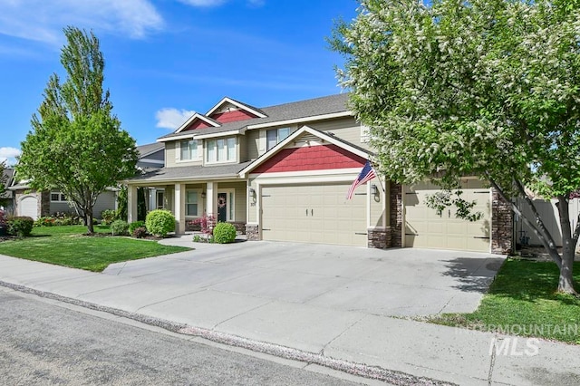 craftsman inspired home featuring a front lawn