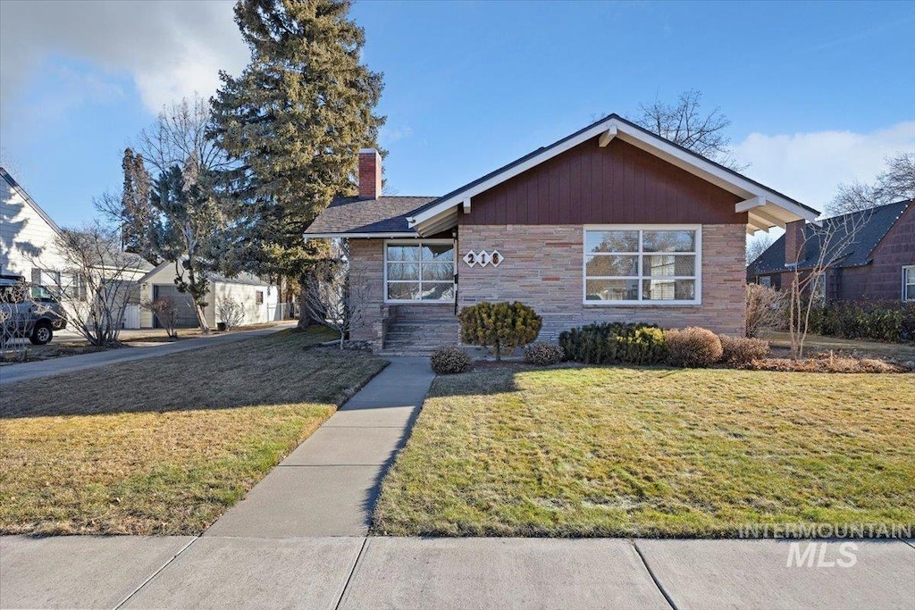 view of front of house with a front lawn