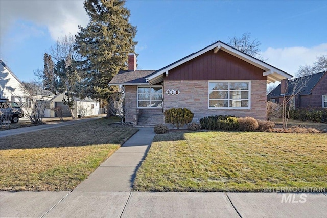 view of front of house with a front lawn