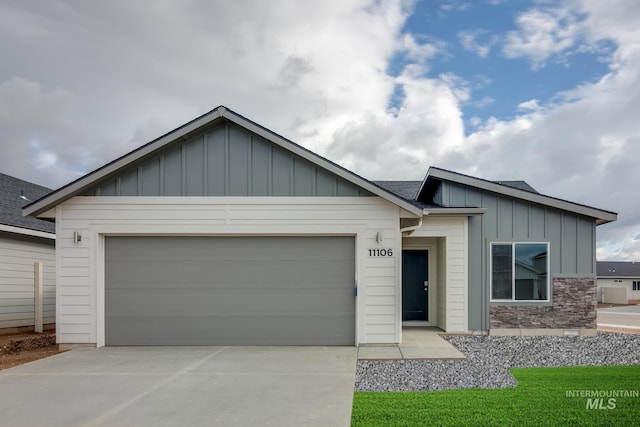 view of front facade with a garage