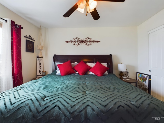 bedroom with ceiling fan