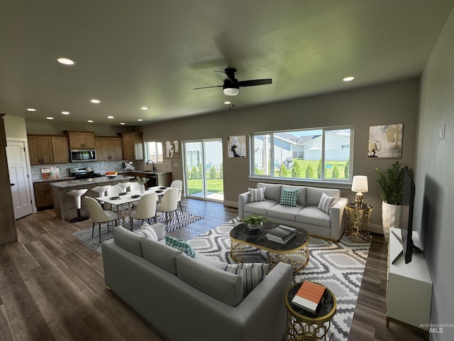 living room featuring dark wood finished floors, recessed lighting, baseboards, and ceiling fan