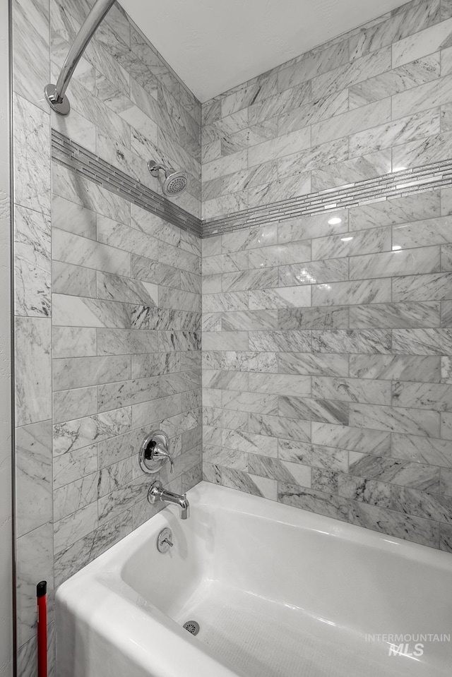 bathroom with tiled shower / bath