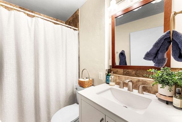 full bath with vanity, toilet, and a shower with curtain