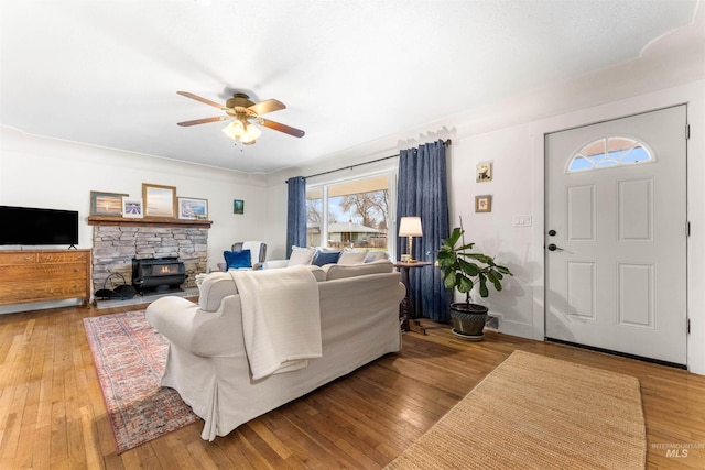 living area with wood-type flooring and ceiling fan