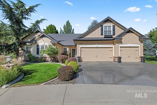 craftsman house featuring a garage and a front lawn