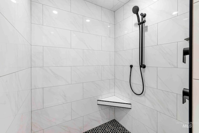 bathroom featuring tiled shower