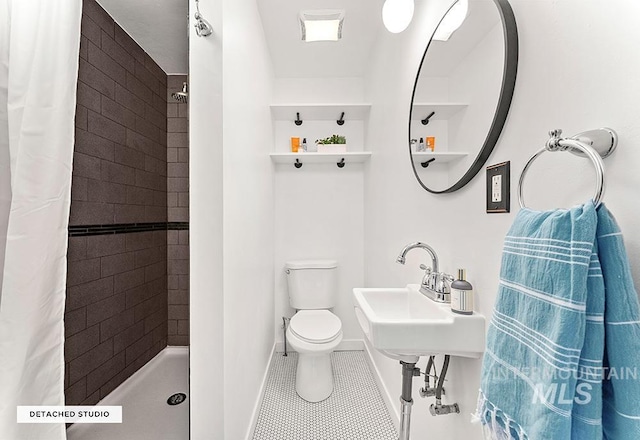 full bath with a tile shower, toilet, baseboards, and tile patterned floors