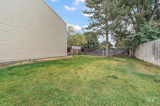 view of yard with a storage unit