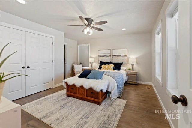 bedroom with baseboards, wood finished floors, recessed lighting, a ceiling fan, and a closet