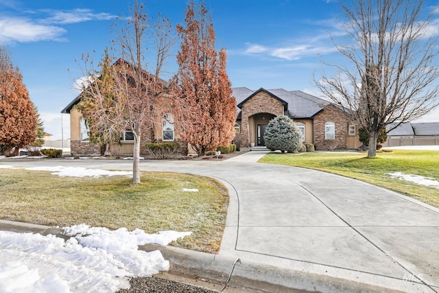 view of front of home featuring a front lawn