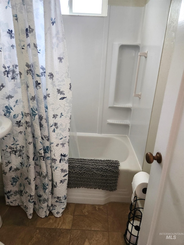 205 Nebraska, Gooding, ID 83330 - full bath with shower / bath combo with shower curtain