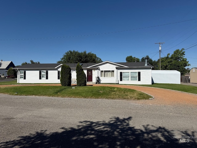 299 S Lincoln St, Glenns Ferry, ID 83623 - ranch-style home featuring a front lawn