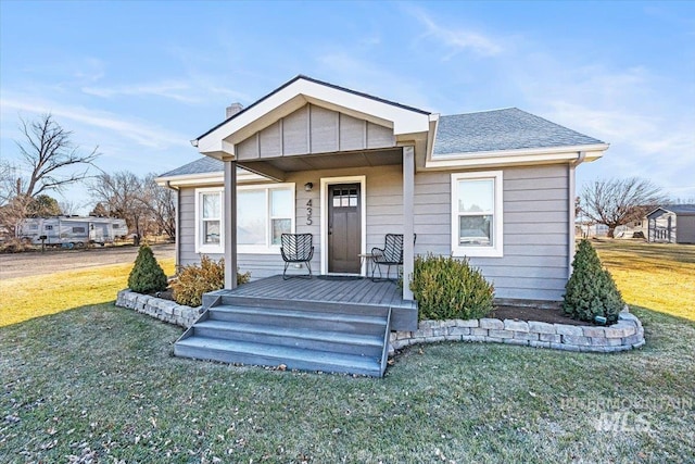 view of front facade featuring a front yard and covered porch