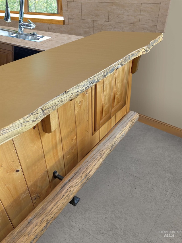 1262 N Soldier Creek Rd, Fairfield, ID 83327 - bar with carpet flooring, a sink, and baseboards