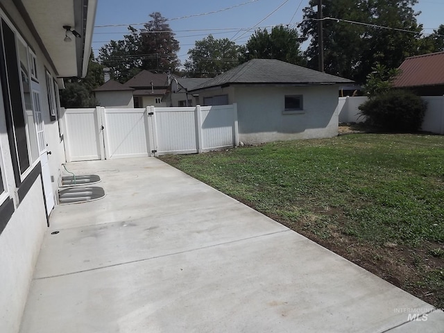 view of yard featuring a patio area