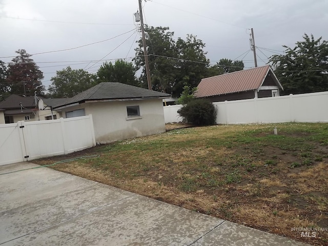 view of yard featuring a patio area