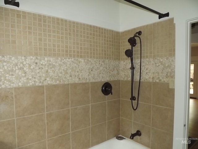 bathroom with tiled shower / bath