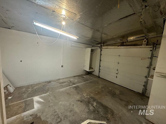 empty room with dark hardwood / wood-style flooring and vaulted ceiling