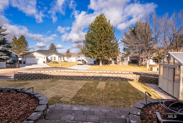 view of yard featuring a shed