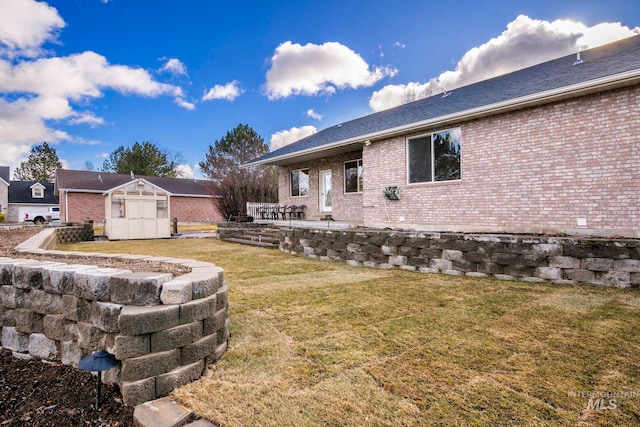 view of yard featuring a storage shed