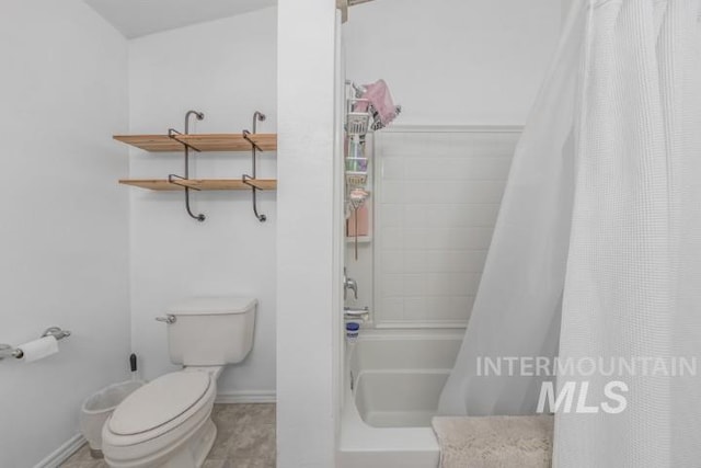 4610 Power Rd, Ontario, OR 97914 - full bathroom featuring toilet, shower / tub combo with curtain, and baseboards