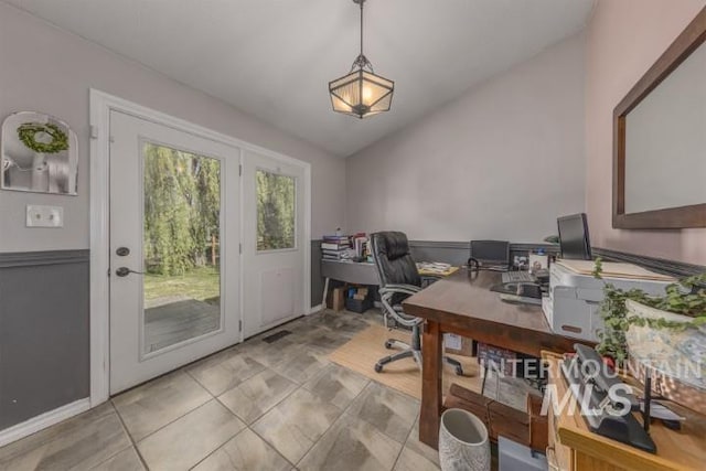 4610 Power Rd, Ontario, OR 97914 - office area with vaulted ceiling