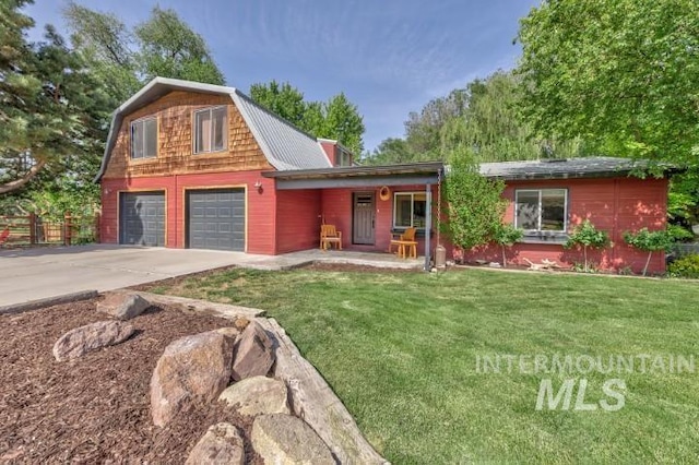 4610 Power Rd, Ontario, OR 97914 - view of front of house featuring a gambrel roof, driveway, and a porch