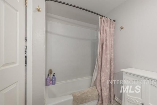 4610 Power Rd, Ontario, OR 97914 - bathroom with shower / bathtub combination with curtain