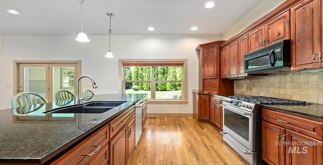 1563 W Colville Ct, Eagle, ID 83616 - kitchen with stainless steel appliances, light wood-style floors, decorative backsplash, healthy amount of natural light, and recessed lighting
