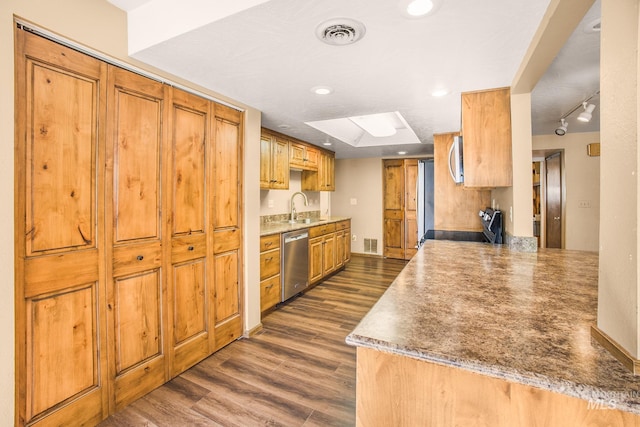 kitchen featuring dark wood-style flooring, a sink, stainless steel appliances, recessed lighting, and visible vents