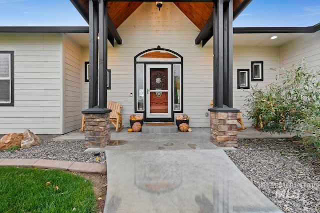 entrance to property featuring a porch