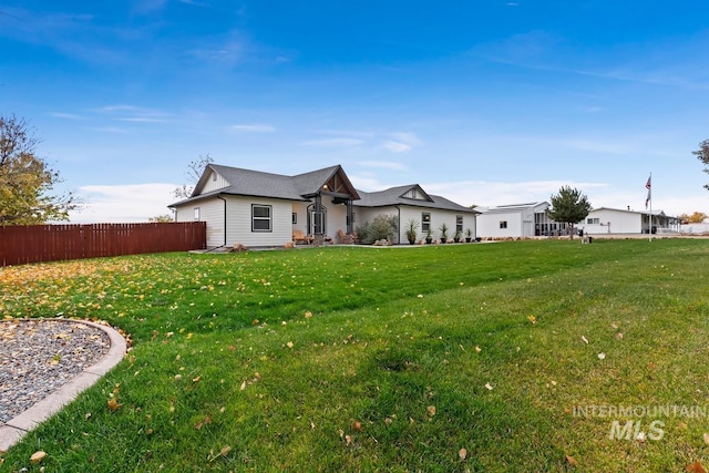 ranch-style house featuring a front yard