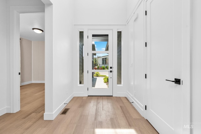 7060 E La Cuesta St, Boise, ID 83716 - foyer featuring light wood-style floors and baseboards
