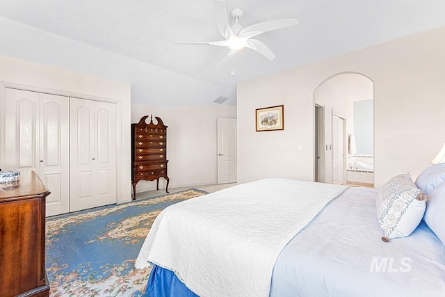 bedroom featuring connected bathroom, a closet, and ceiling fan