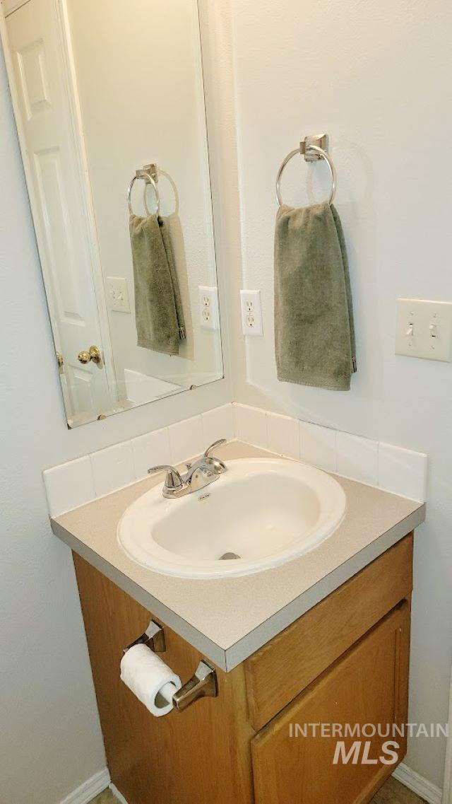 bathroom featuring tasteful backsplash and vanity