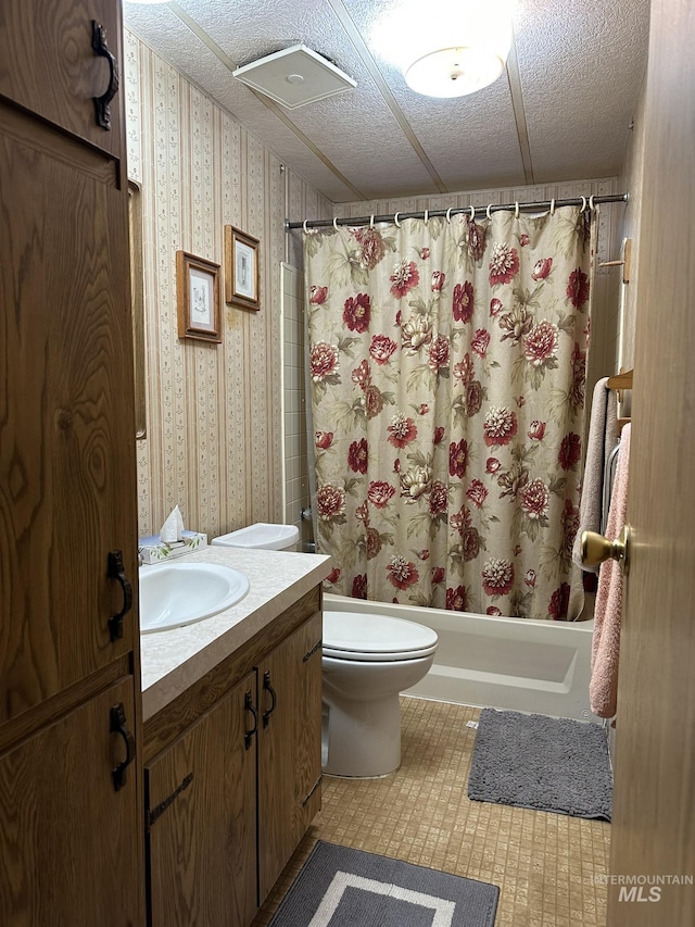 46 Aspen Way, Lowman, ID 83637 - full bathroom featuring shower / bathtub combination with curtain, toilet, vanity, and wallpapered walls