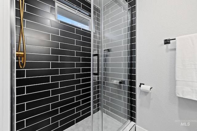 bathroom featuring tiled shower