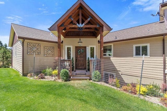 view of front of property with a front lawn and roof with shingles