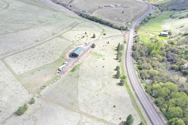birds eye view of property featuring a rural view