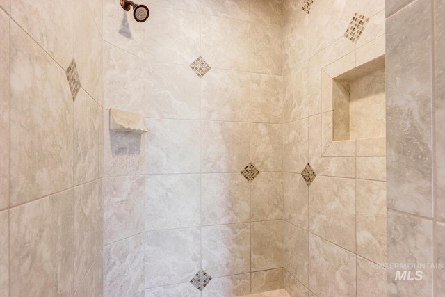 bathroom featuring tiled shower