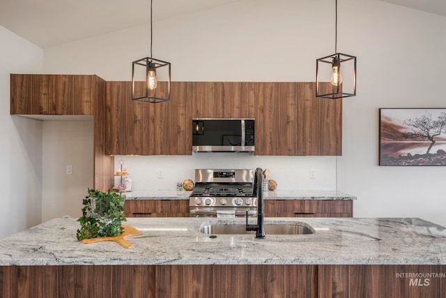 1100 Tanglewood St, Burley, ID 83318 - kitchen featuring vaulted ceiling, a sink, tasteful backsplash, modern cabinets, and stainless steel appliances