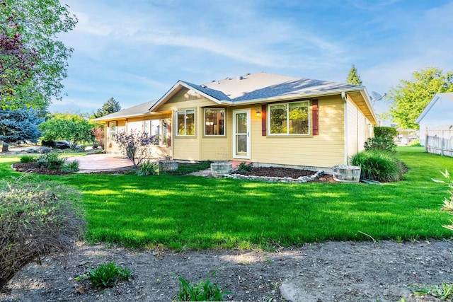 view of front of house featuring a front yard