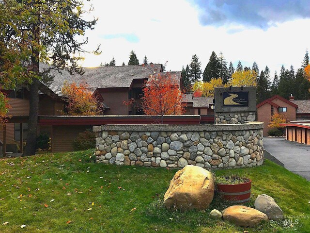 community sign featuring a lawn