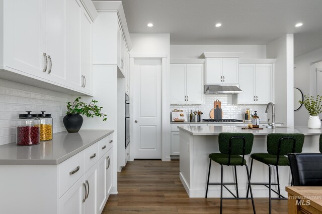 room details featuring sink