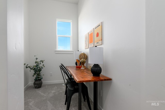 kitchen with sink, a center island with sink, hardwood / wood-style floors, decorative backsplash, and white cabinets