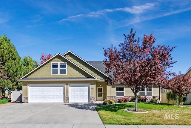 view of front of property with a front yard