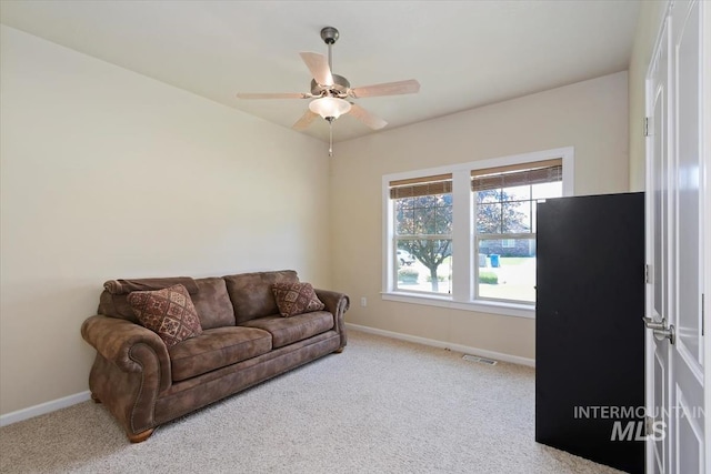 carpeted living room featuring ceiling fan